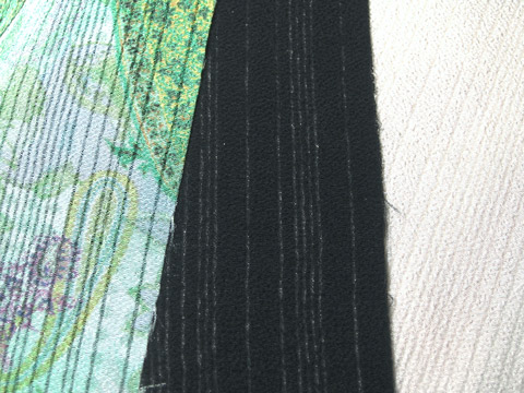 透明感・透け具合 プリント柄の上に置いてあります。